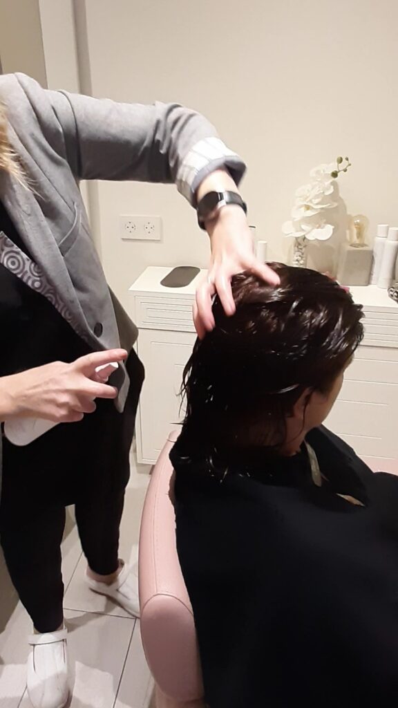Aplicación de ICON Cure Spray para hidratar y desenredar el cabello
