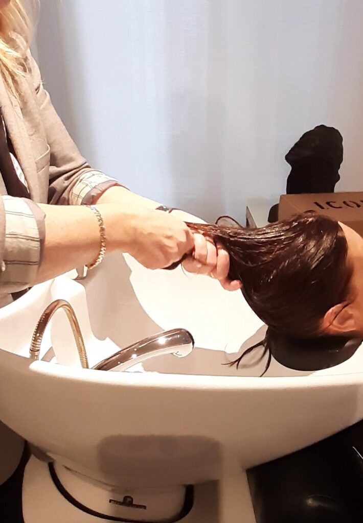 Aplicación de tratamiento Cure de ICON para hidratar y suavizar el cabello
