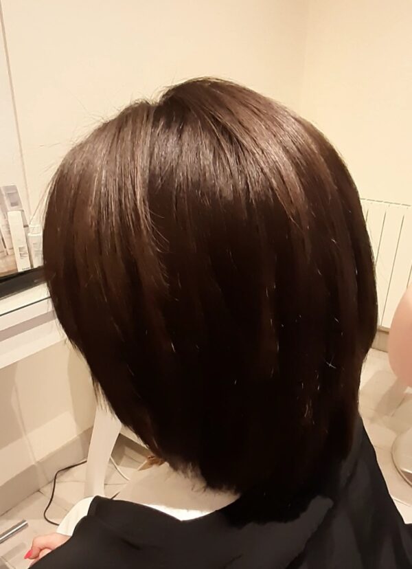 Cabello hidratado y brillante preparado para el verano tras un tratamiento capilar personalizado.