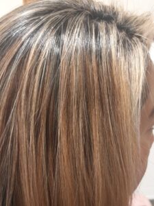 Resultado antes y después del tratamiento detox capilar ICON: cabello apagado vs. cabello sano y brillante