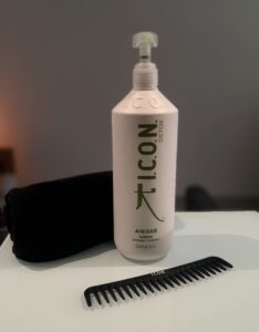 ICON Awake: acondicionador detox revitalizante acompañado de toalla y peine